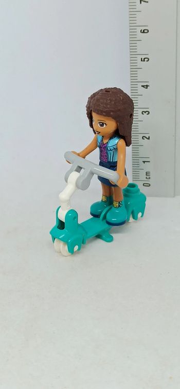 Femme en trotinette bleu lego