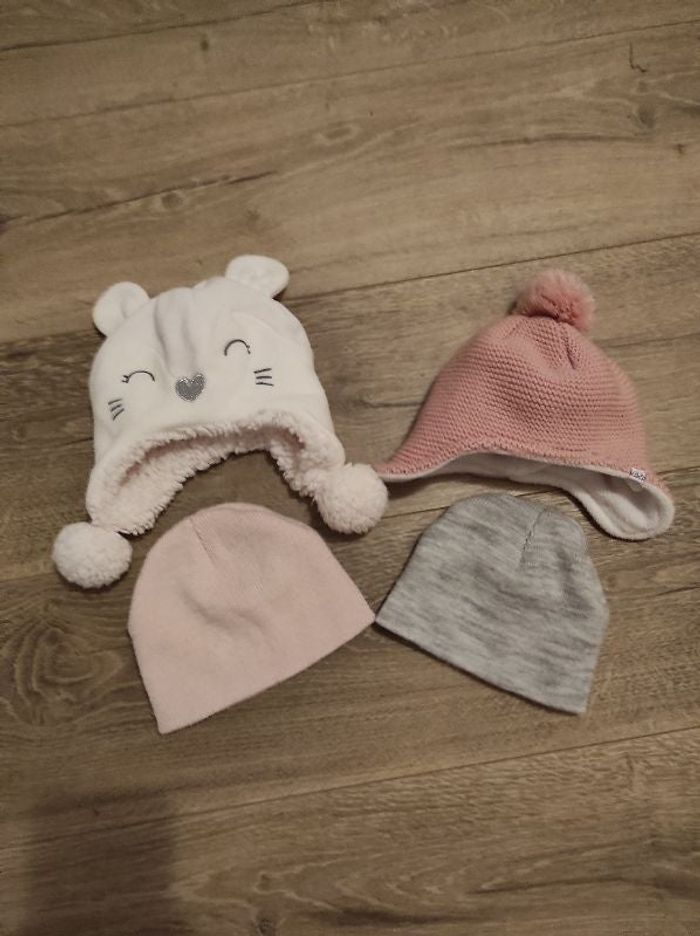 Lot 4 bonnets