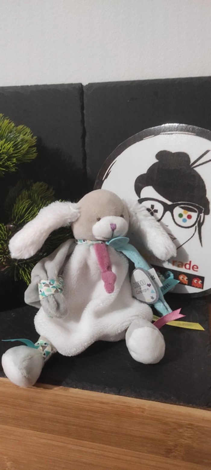 doudou et compagnie chien toopi dc3070 blanc gris bleu cape doux bisous triangle