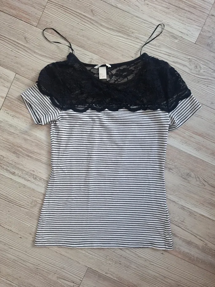 Tee shirt à rayures et dentelle