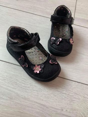 Chaussure babies embout renforcé pointure 20 papillons et fleurs