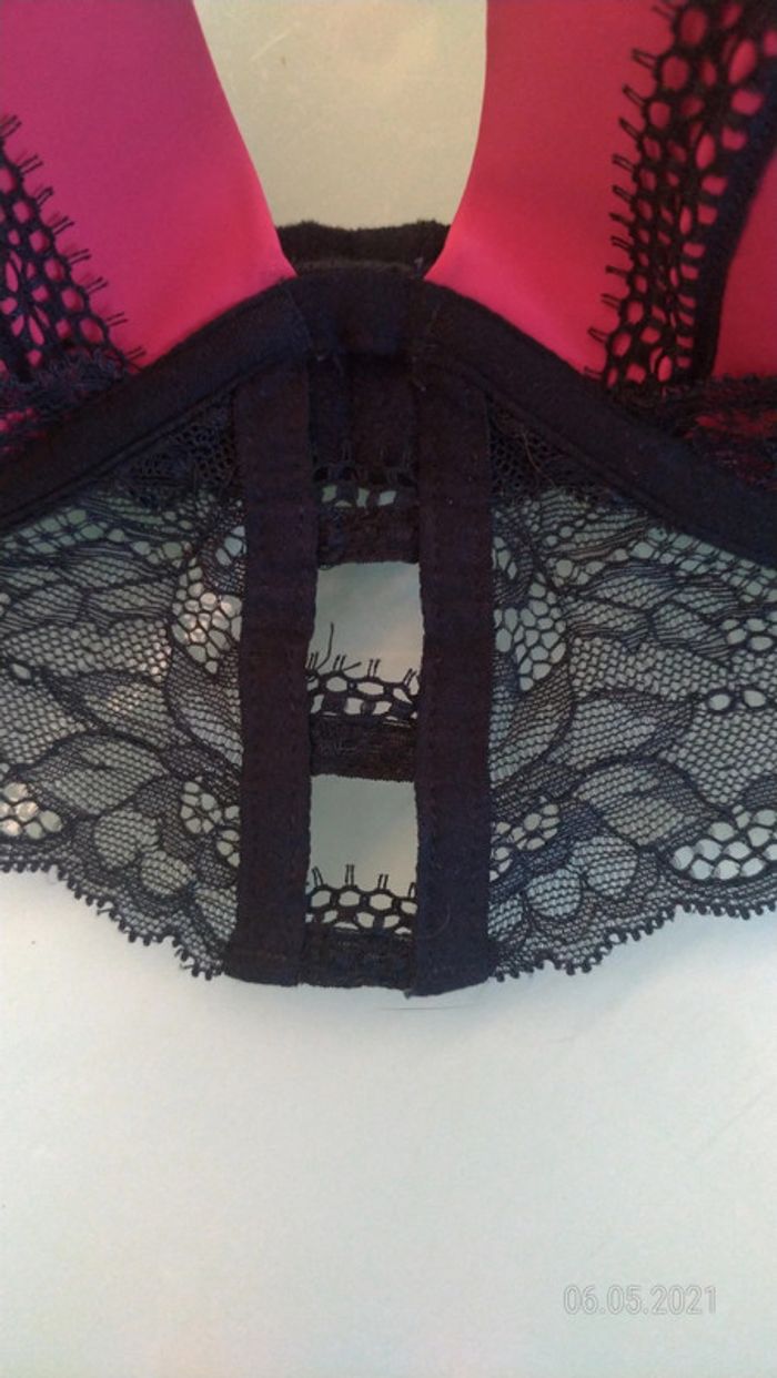 Soutien gorge rouge et noir dentelle - photo numéro 3
