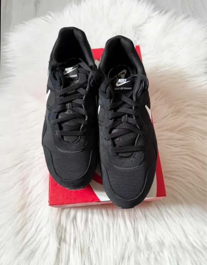 Nike Venture Runner – Taille 44,5 – noir/blanc – Neuf avec étiquette - photo numéro 2