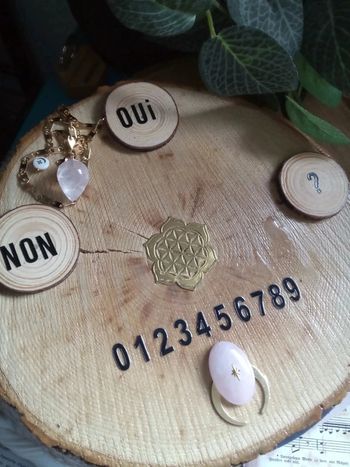 Planche de radiesthésie + pendule en quartz rose