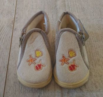 Pantoufles neuves taille 20