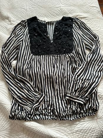 Blouse, rayée, taille S. Fermeture par broche.