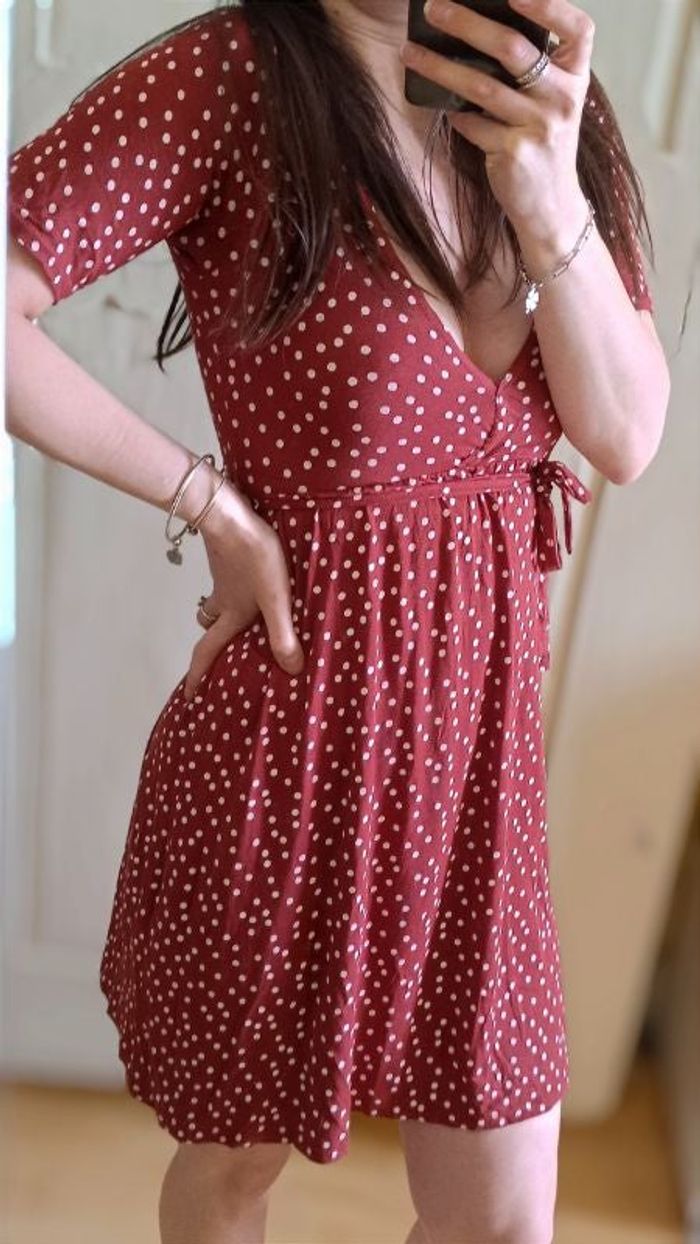 Robe courte à pois terracotta Pretty Little Thing