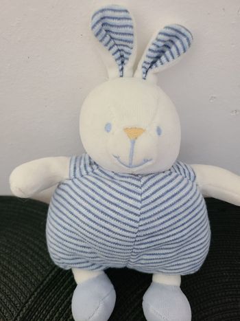Peluche lapin rayé bleu et blanc