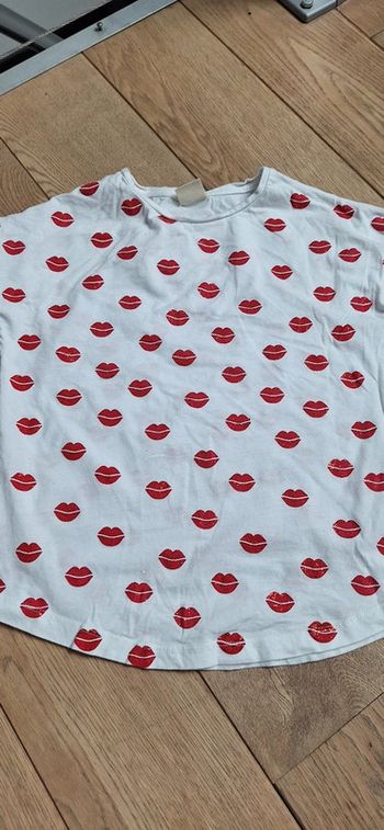 Tee shirt motifs bouche paillettes
