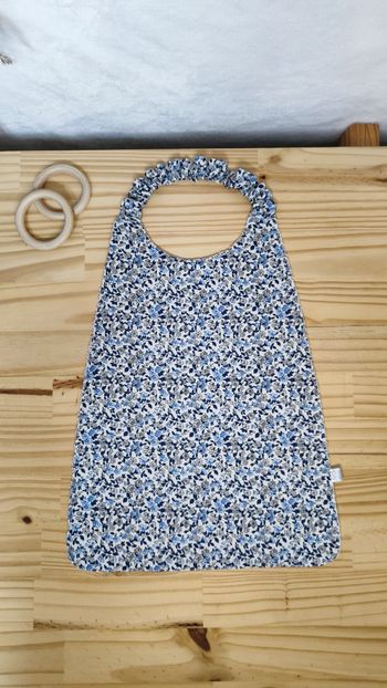 Bavoir élastique fleuris 