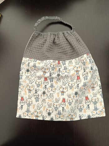 Bavoir 29 x 32 cm lapin  gris / orange et bleu