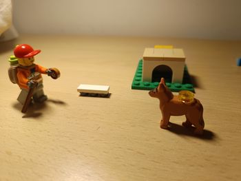 🥾🐕‍🦺🏘️ Trio Lego randonneur ; son chien la niche + petit banc 