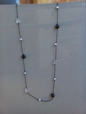 Collier / sautoir épuré en lacet/cordon et perles neuf