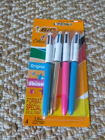 Lot 4 stylos de 4 couleurs Bic