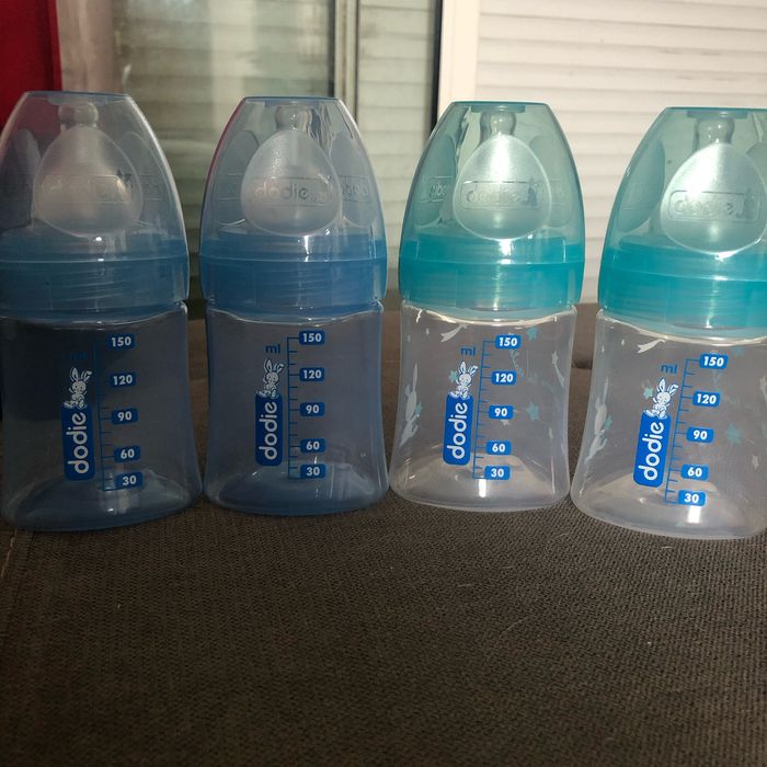 4 biberons 150ml dodie
