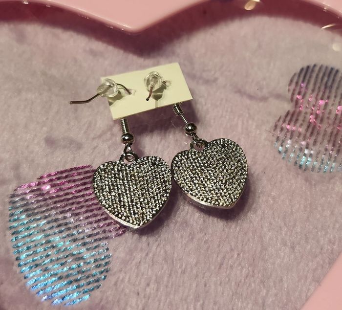 Cœurs noirs et blancs métal en boucles d'oreilles - photo numéro 2