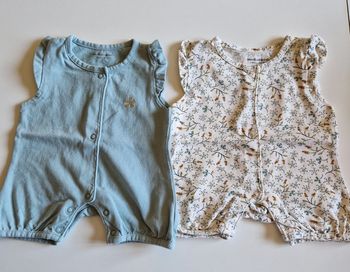 2 combishorts/ barboteuses neuves 1 mois