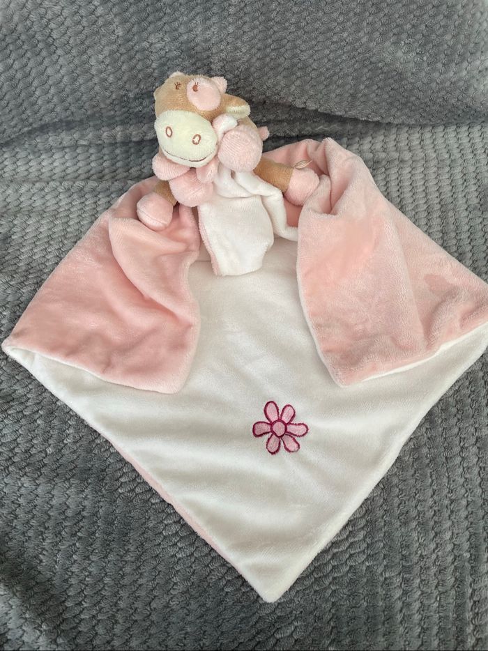 Doudou plat couverture vache Lola rose blanc beige fleur Noukie’s