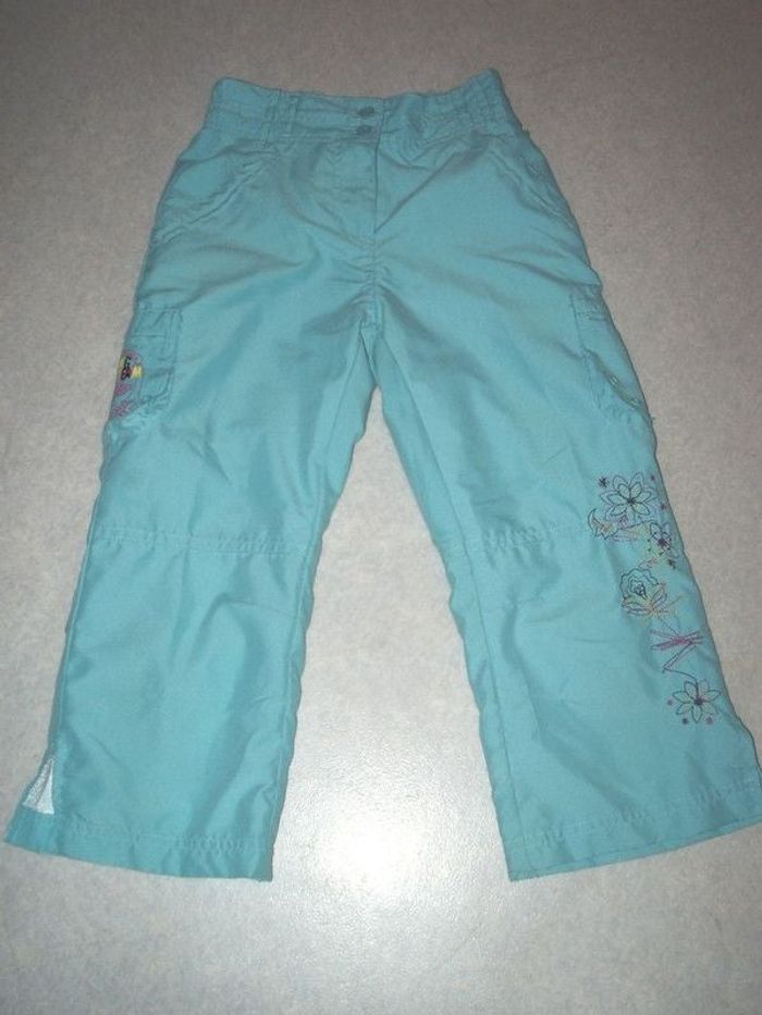 Pantalon bleu ciel avec broderie