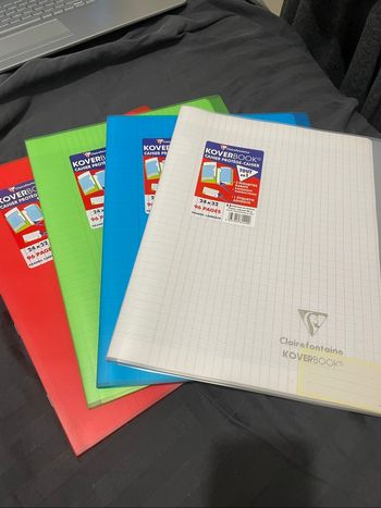 4 cahiers clairefontaine (rouge, vert, bleu et blanc)