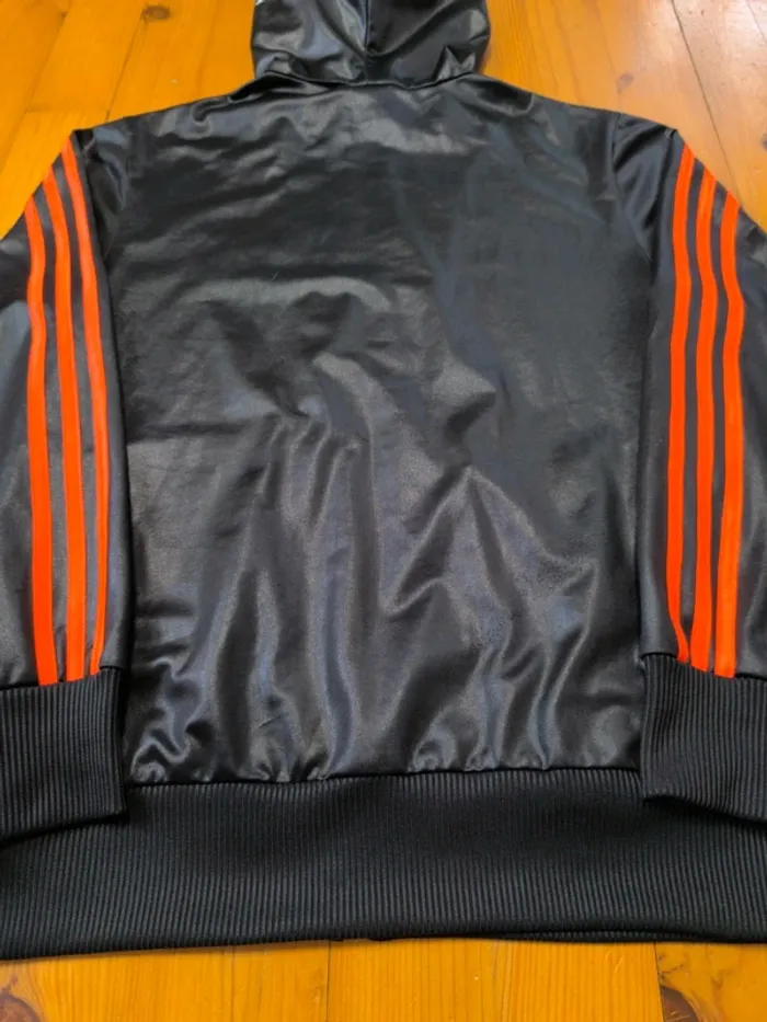 Veste Adidas avec capuche - Chile 62 - Logo brodé - Noir, orange, bleu - Taille S - photo numéro 5
