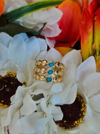 Bague ajourée ajustable avec ses 3 pierres turquoise synthetisees