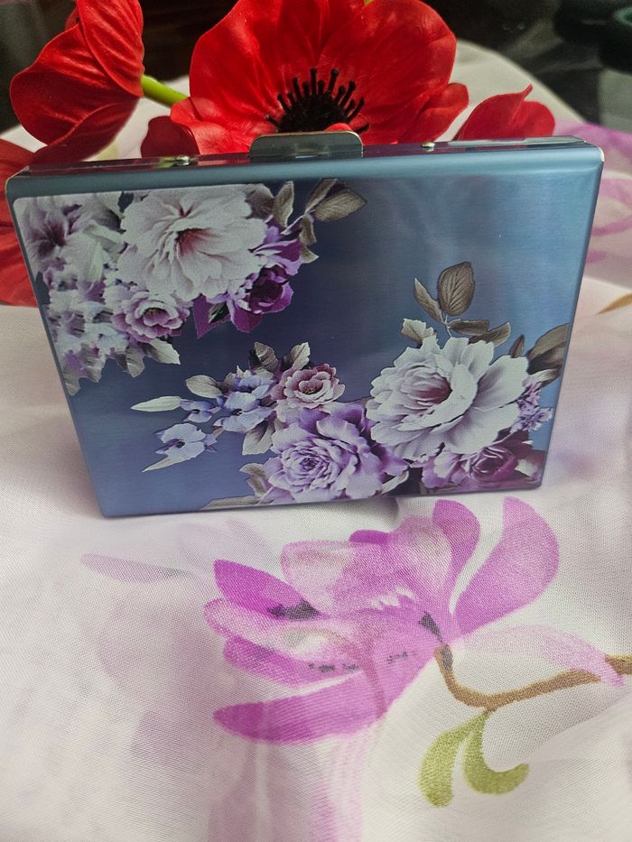 Porte carte en métal fleuri