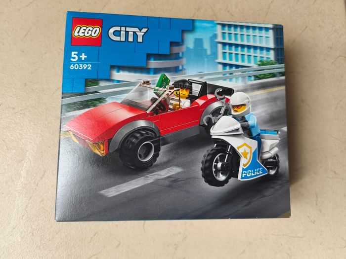 LEGO City 60392 :La course-poursuite de la moto de police - photo numéro 2