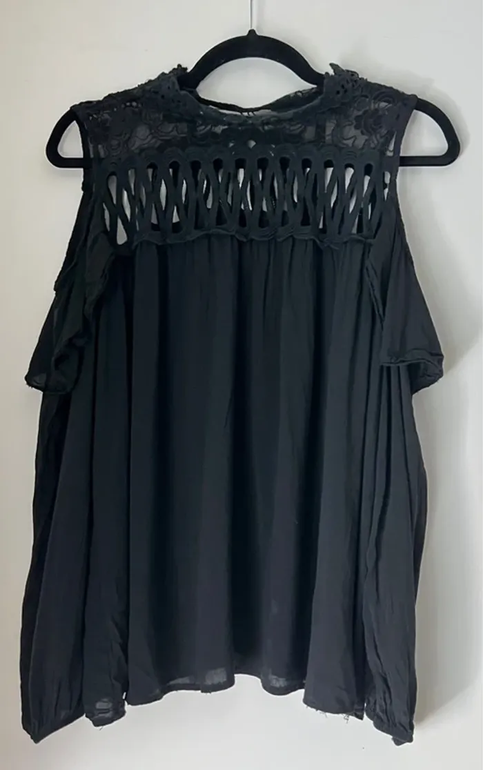 Blouse Noire Épaules Dénudées