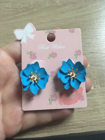 Boucles d’oreilles NEUVES avec étiquette pour femme forme de fleurs couleur bleu