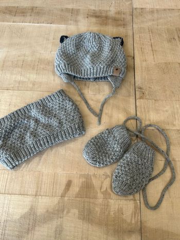 Ensemble bonnet écharpes et moufles 