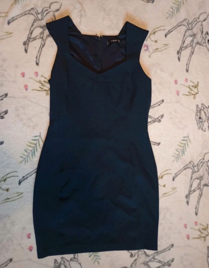 Très jolie robe cintrée classe de la marque mango en taille M