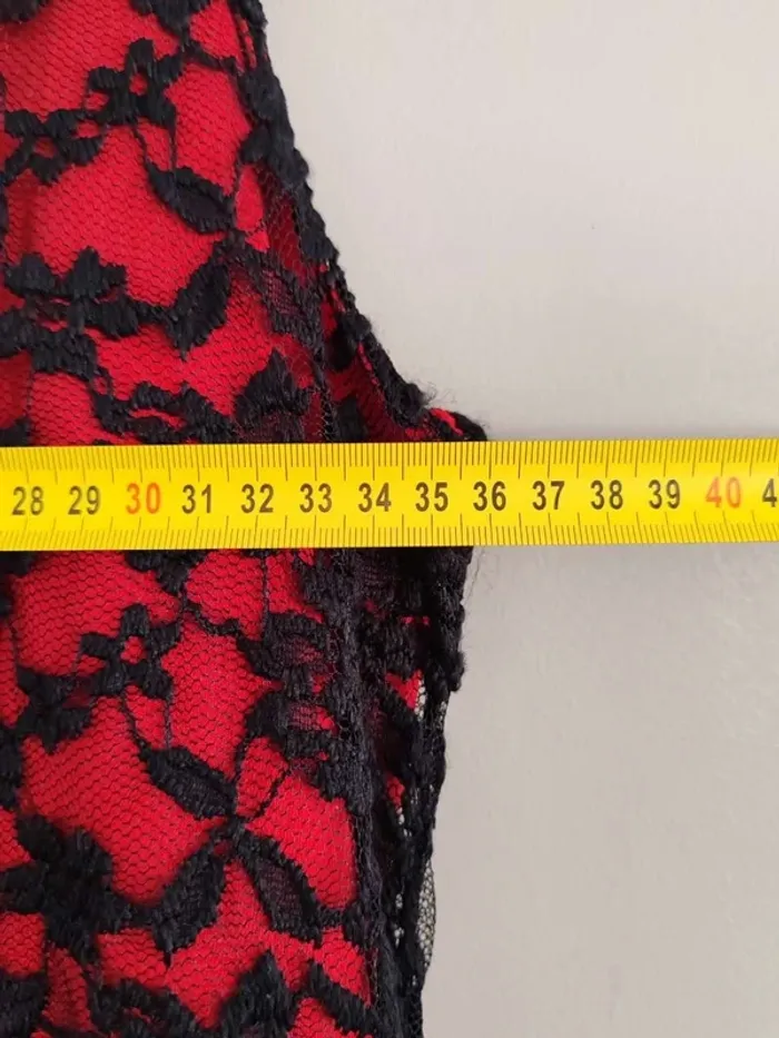 Robe à dentelle noire et rouge made in Italie - photo numéro 5