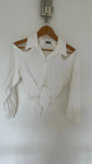 Chemisier Crop top court noué devant épaules dénudées