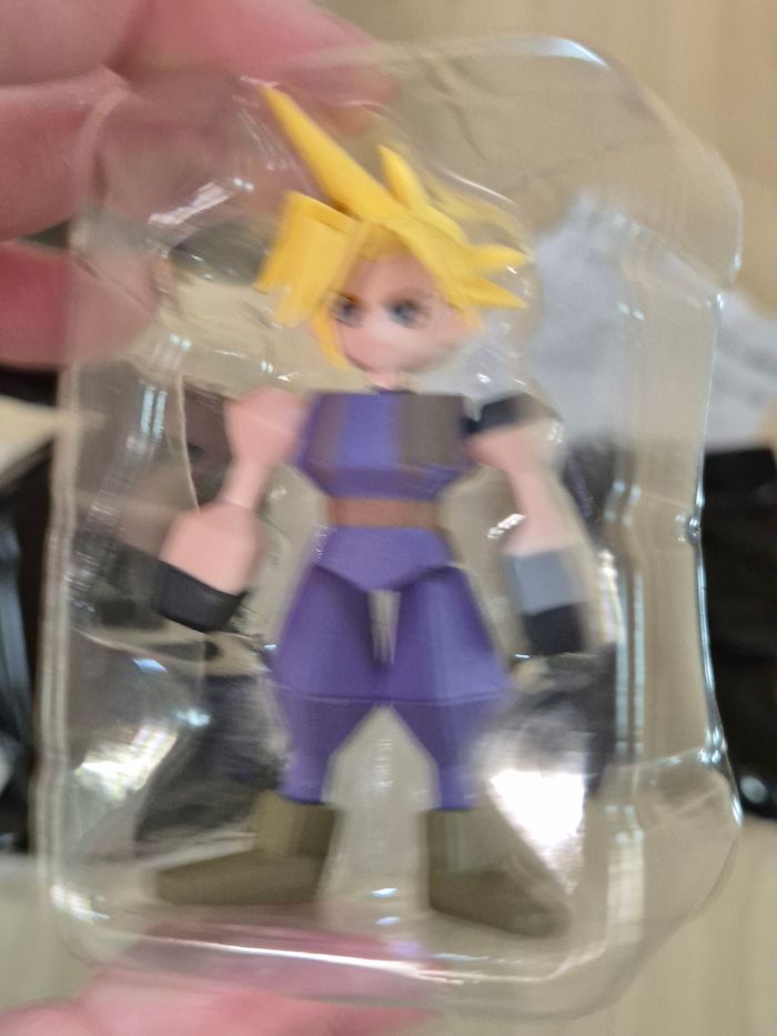 Figurine polygones Final Fantasy VII : Cloud Strife - photo numéro 3