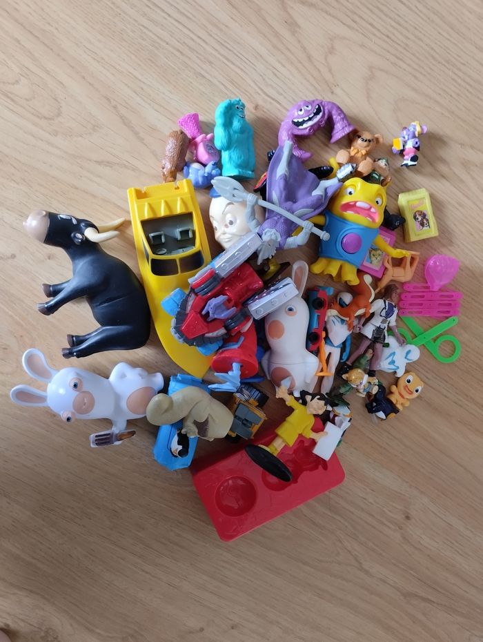 Lot de petits jouets divers