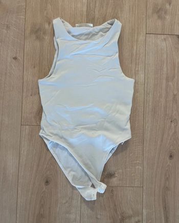 body blanc doublé taille S pull and bear