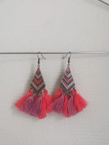 Paire de boucles d'oreilles en fer travaillé vieilli motif aztèque et pompons