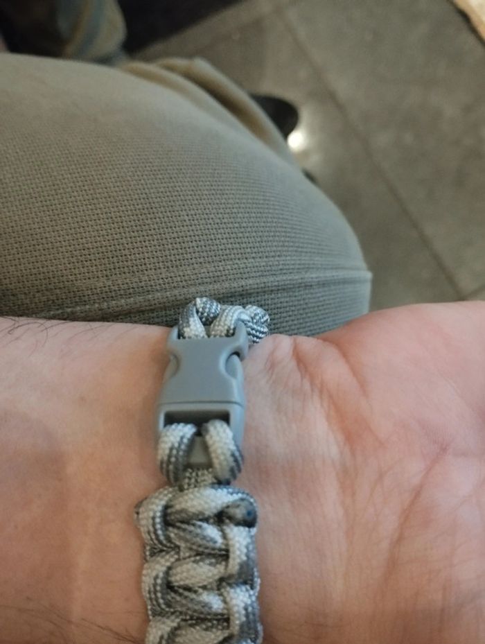 Bracelet de survie paracorde homme couleur gris - photo numéro 3