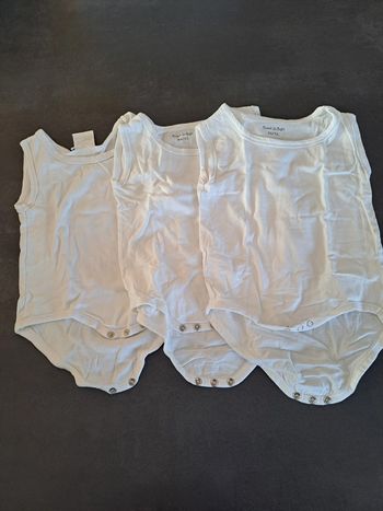 lot 3 bodies blancs sans manches