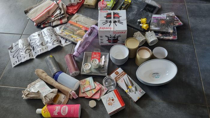 Gros lot cuisine + 40 p neuf  appareil fondue bougie nappes serviettes