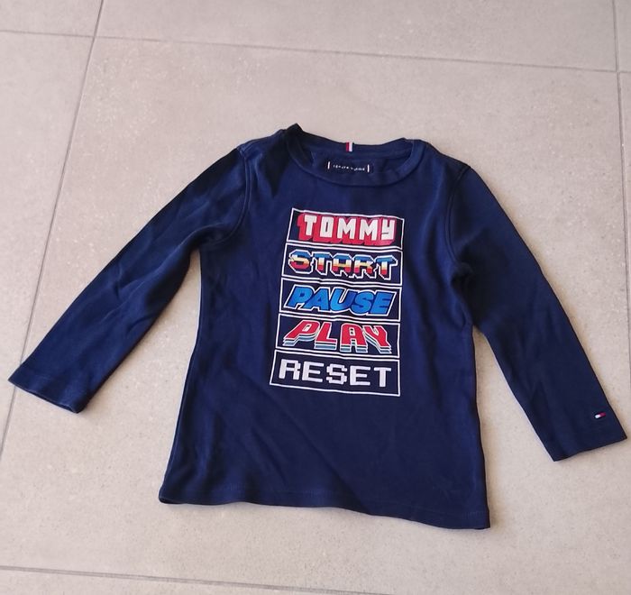 T-shirt manches longues marine taille 4 ans Tommy Hilfiger.