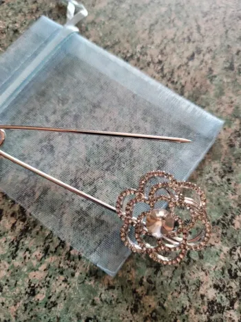 Épingle gilet fleur argentée avec strass