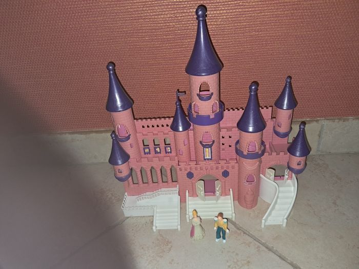 Château (façade) avec 2 personnages