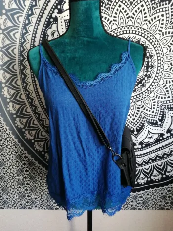 Top bleu électrique style nuisette effet brodé avec dentelle, bretelles réglables / gémo / (40)