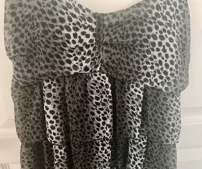 Robe noire et blanche motif léopard à volants - photo numéro 4