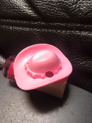 Chapeau rose en plastique souple poupée barbie
