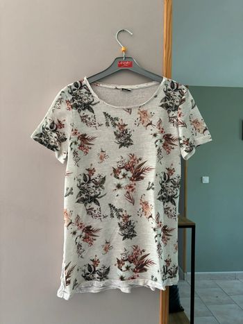 T shirt crème motifs fleurs kaki et roses pales