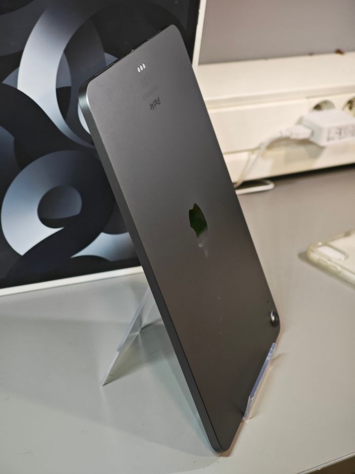 Tablette Apple iPad Air 5th Génération /10.9"/ Wifi/ 64Go/ Space Grey/ A2588/ 2 pochettes - photo numéro 5