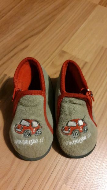 chaussons taille 22 modèle voiture